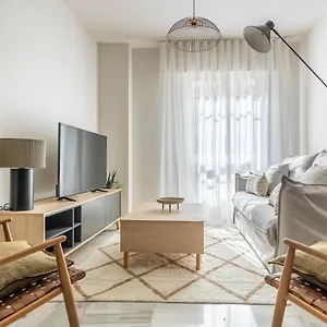 Amplisimo De Diseno Nuevo En El Corazon De Triana, Parking Included Apartamento